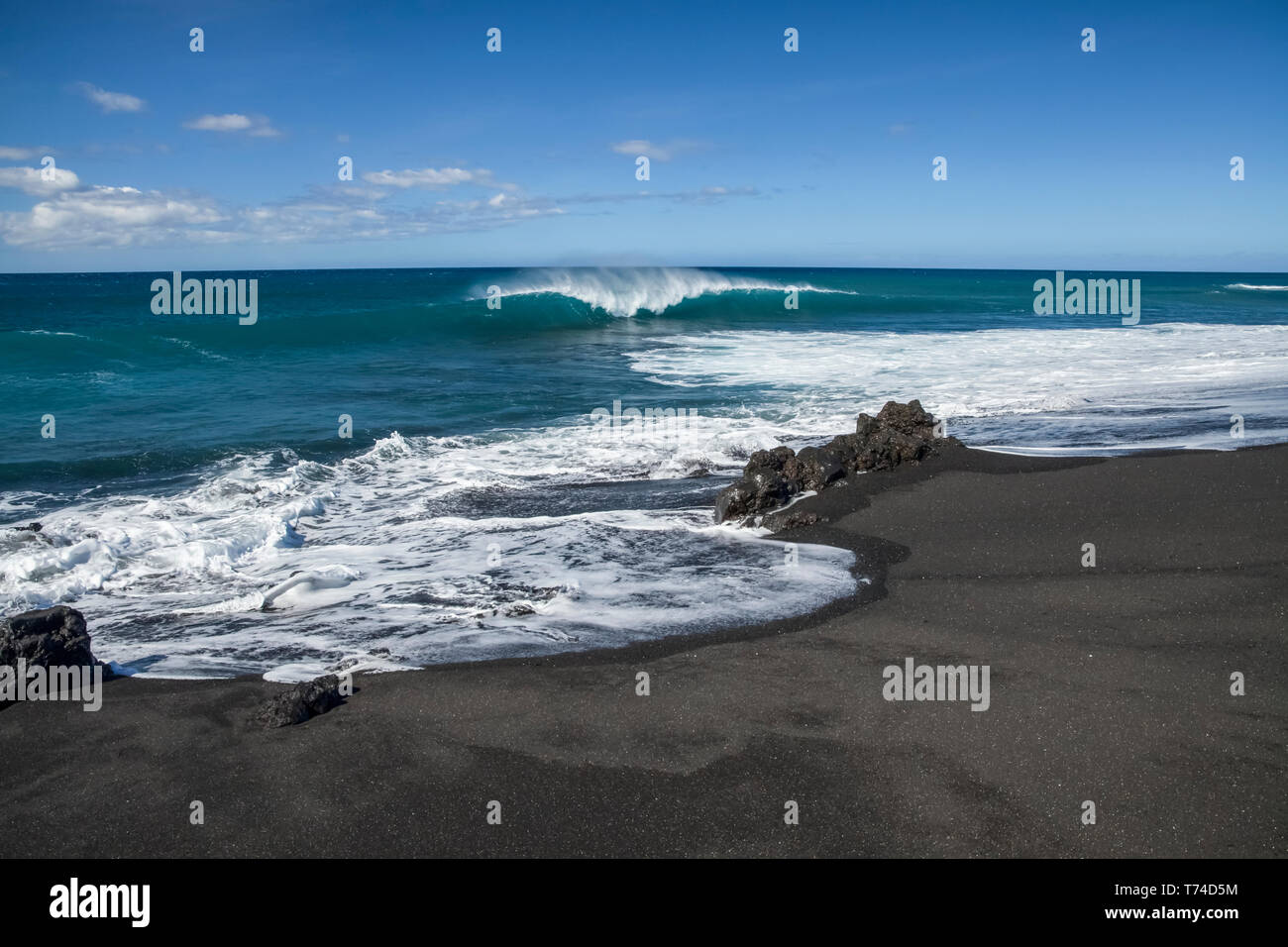 Il surf rompe sulla spiaggia di sabbia nera, Pueo Bay, a nord della costa di Kona; Kailua-Kona, isola di Hawaii, Hawaii, Stati Uniti d'America Foto Stock