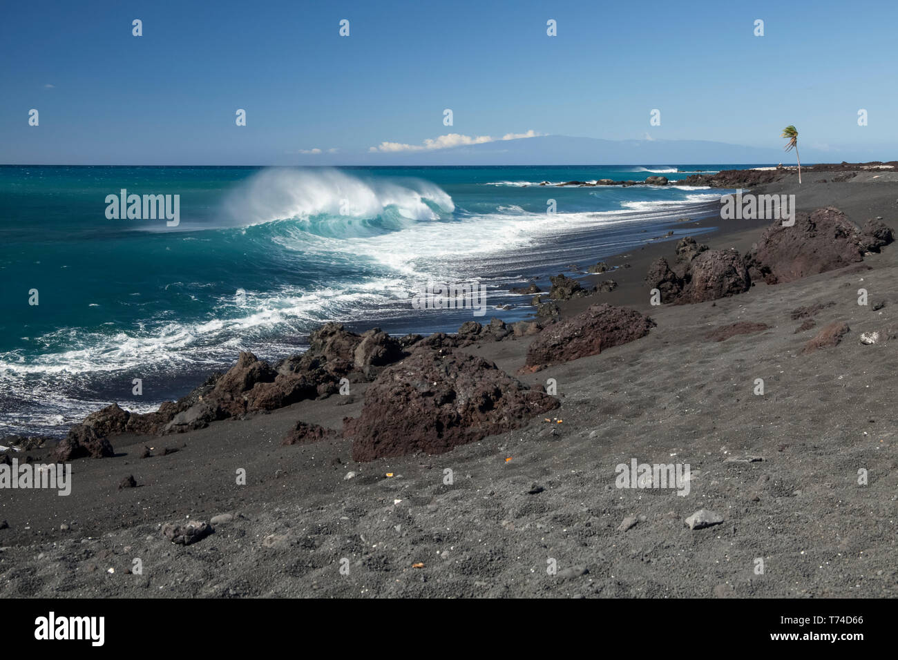 Spiaggia di sabbia nera e di onde che si infrangono vicino a riva, Pueo Bay, a nord della costa di Kona; Kailua-Kona, isola di Hawaii, Hawaii, Stati Uniti d'America Foto Stock