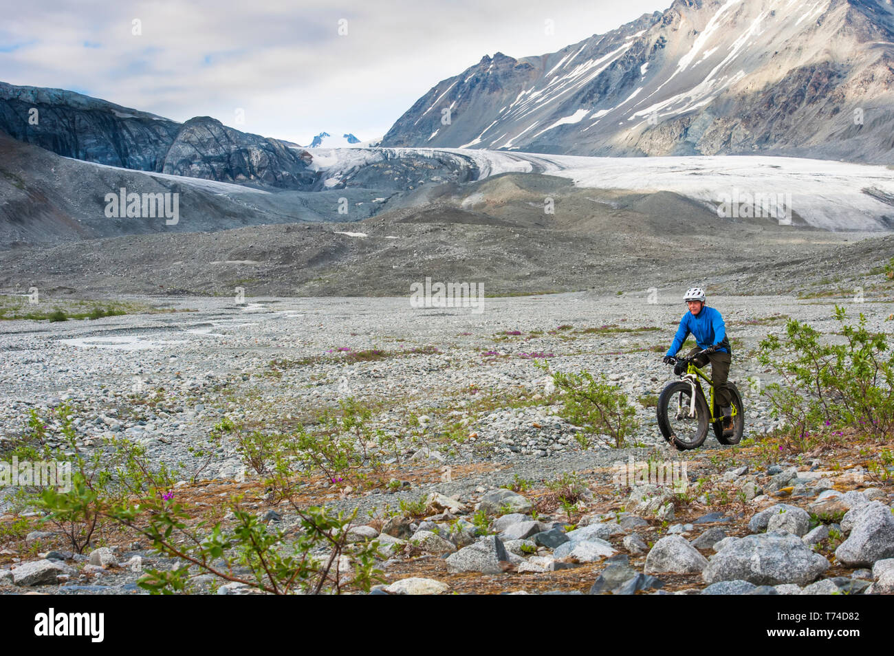 Un uomo in sella alla sua fatbike nel ghiacciaio Gulkana valle; Alaska, Stati Uniti d'America Foto Stock