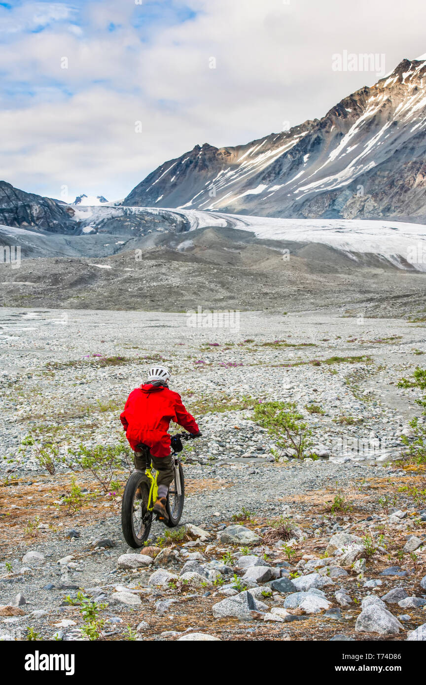Un uomo in sella alla sua fatbike nel ghiacciaio Gulkana valle; Alaska, Stati Uniti d'America Foto Stock