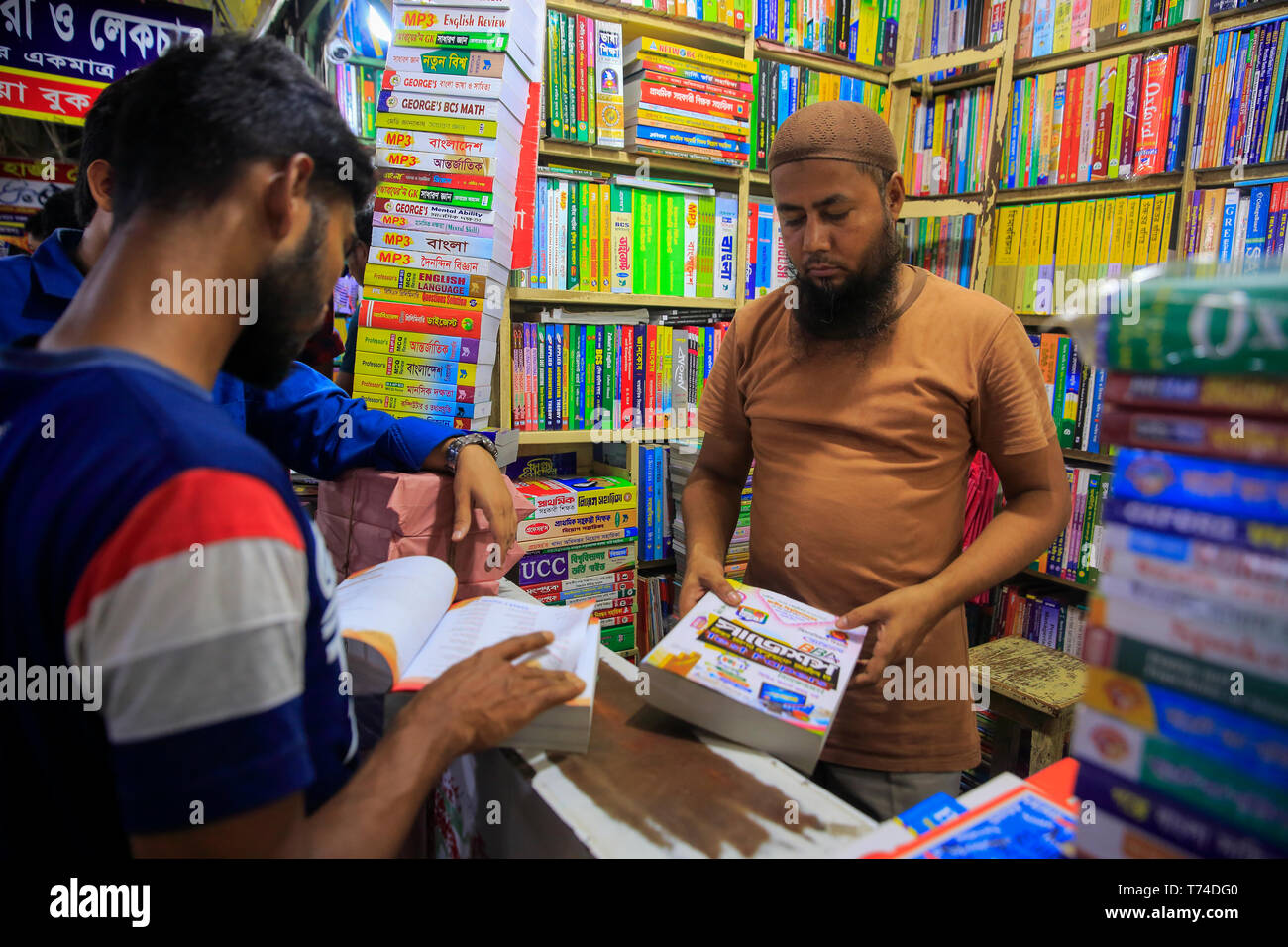 Un bookshop a Nilkhet mercato librario, Dhaka, Bangladesh. Foto Stock