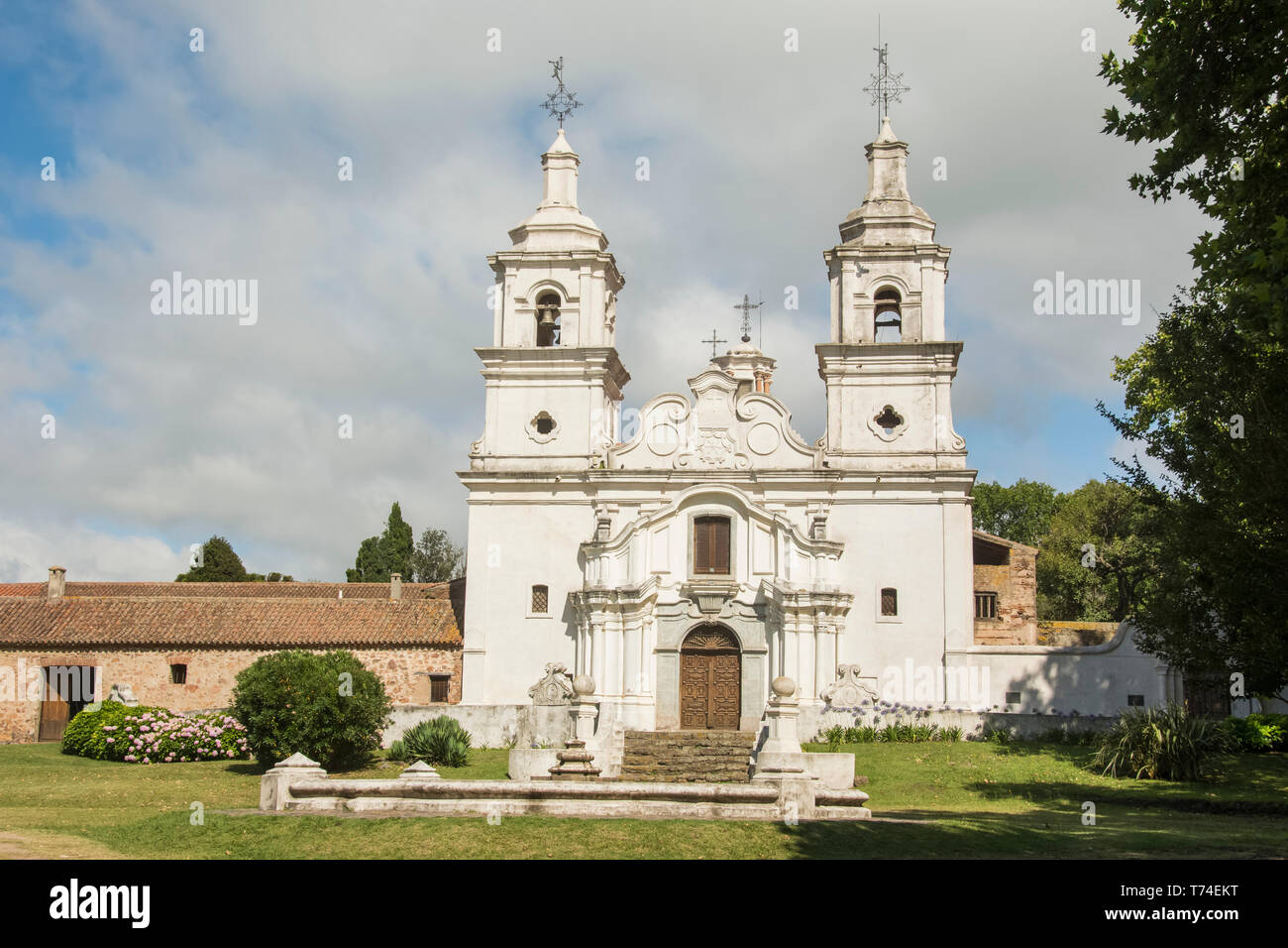 La parte anteriore del stile coloniale spagnolo chiesa di Santa Catalina in Argentina con la sua fiancheggianti due campanili; Gesù Maria, Cordoba, Argentina Foto Stock