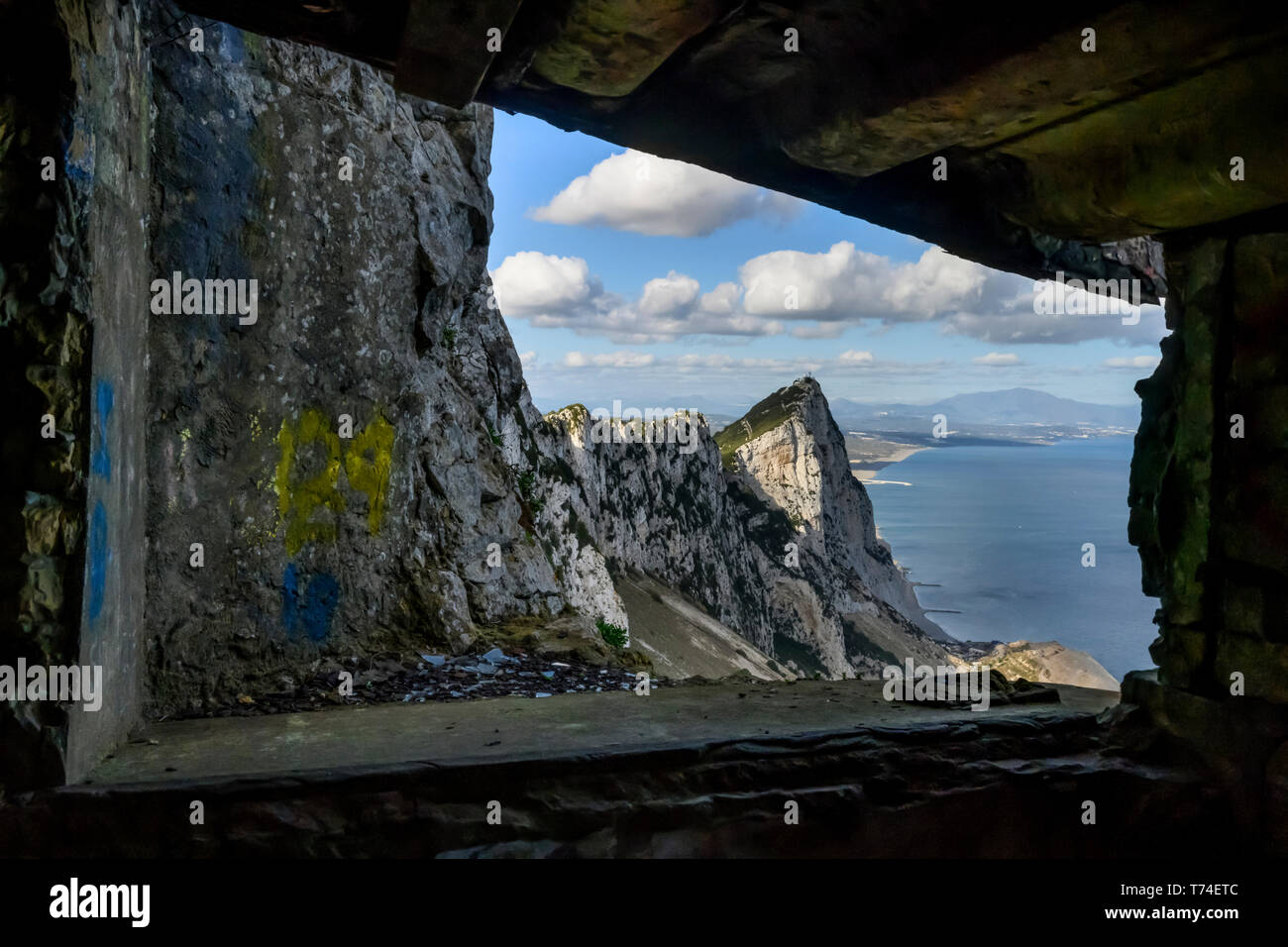 Vista della Rocca di Gibilterra attraverso una forma rettangolare incorniciato lookout; Gibilterra Foto Stock