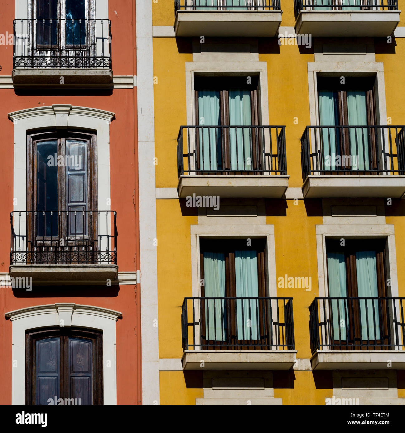 Vivace facciata colorata di edifici di appartamenti con balconi; Granada, Spagna Foto Stock