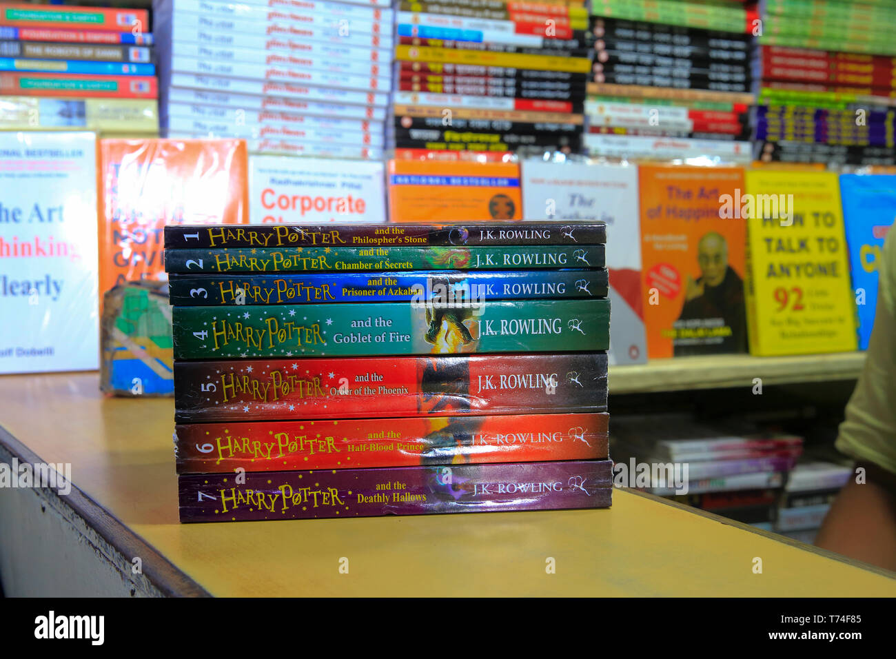 Scaffale a un bookshop a Nilkhet mercato librario. Dacca in Bangladesh Foto Stock