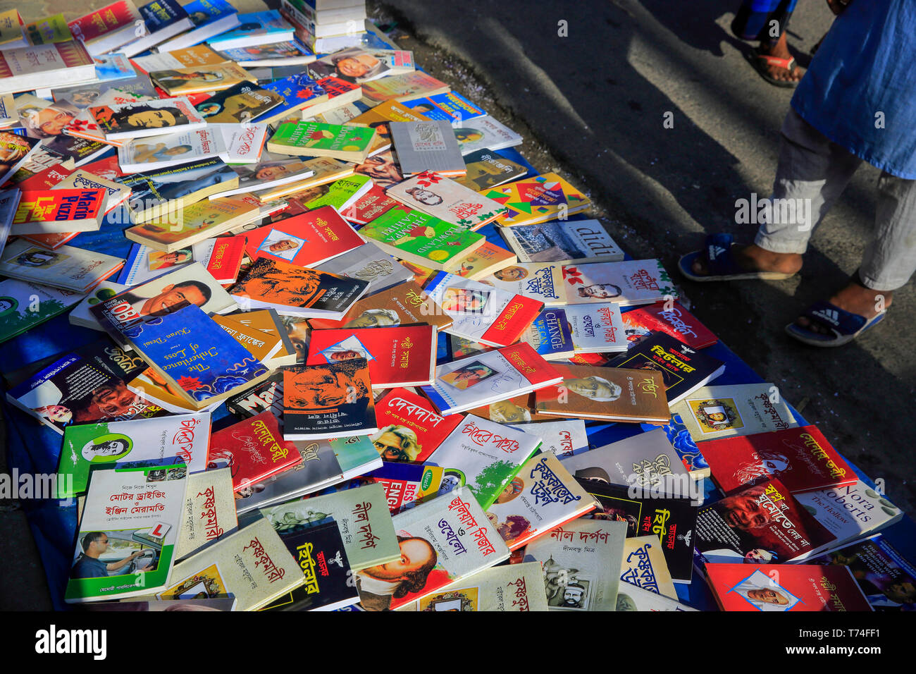 Book shop sul sentiero a Nilkhet a Dacca in Bangladesh Foto Stock