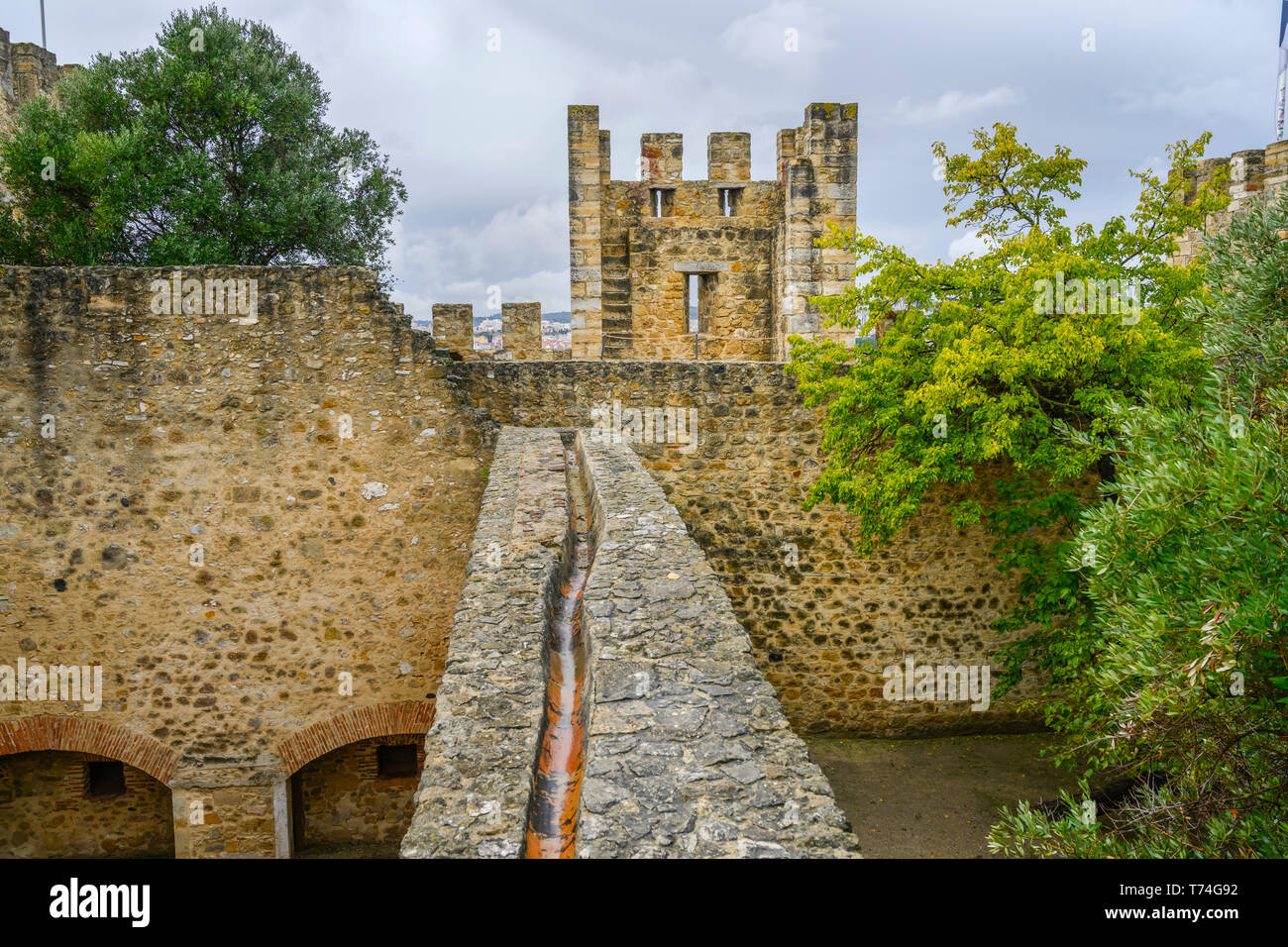 Si affaccia sulla città da millennium-vecchie mura, sul Castello di San George; Lisbona, regione Lisboa, Portogallo Foto Stock