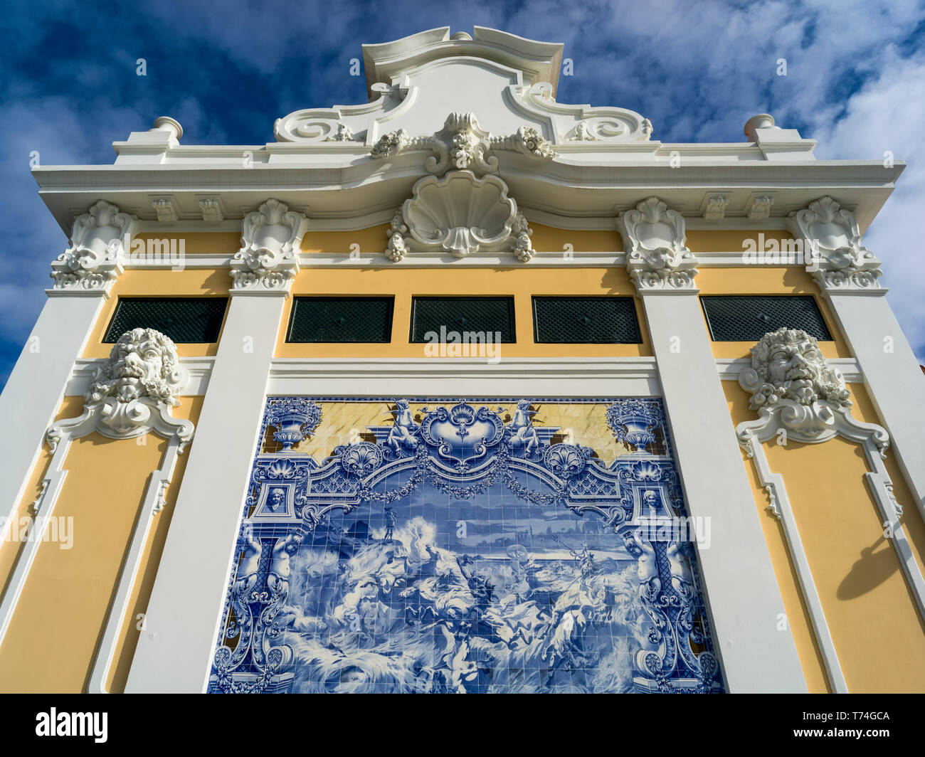 Illustrazioni decorative e dettagli architettonici di un edificio; Lisbona, Portogallo Foto Stock