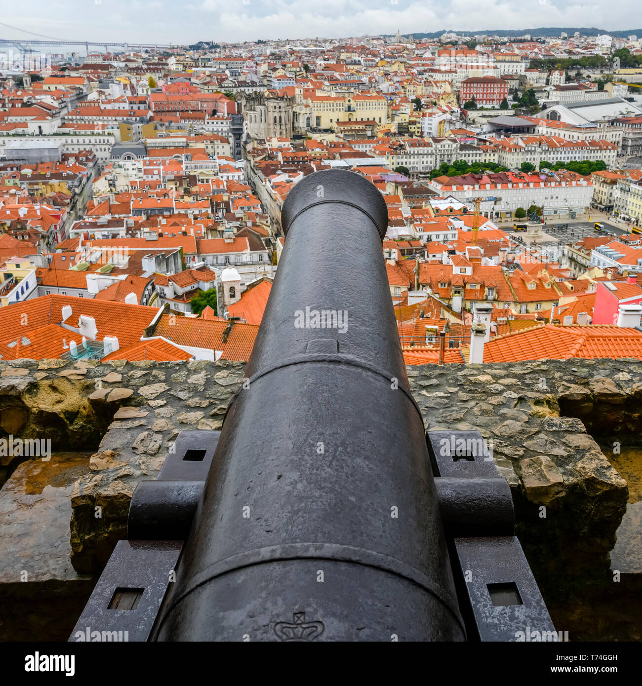 Si affaccia sulla città di Lisbona dal millennium-vecchie mura del Castello di S. Giorgio; Lisbona, regione Lisboa, Portogallo Foto Stock