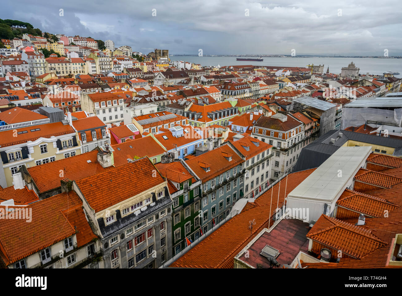 Vista del fiume Tejo e edilizia residenziale tetti di Lisbona; Lisbona, regione Lisboa, Portogallo Foto Stock