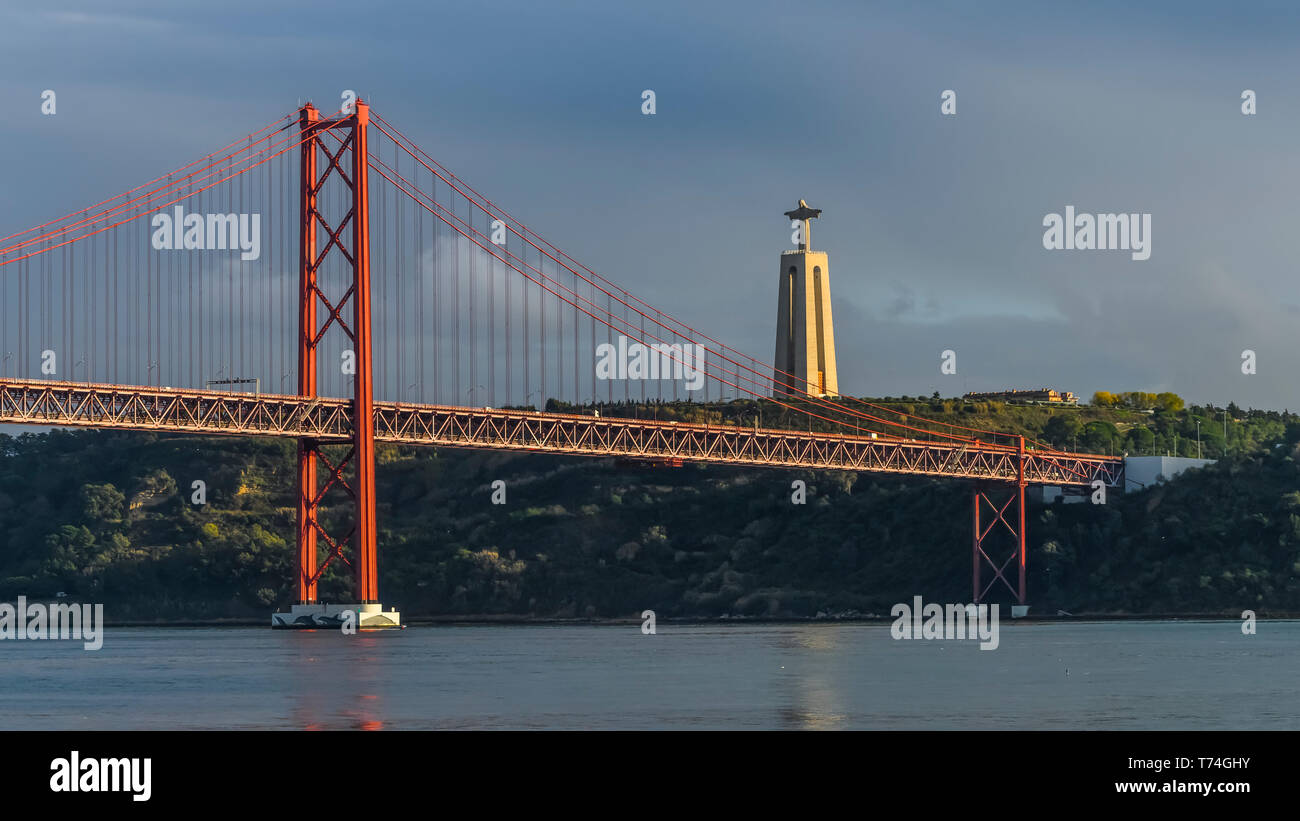 Il 25 de Abril Bridge, un ponte sospeso sul fiume Tago e il Santuario di Cristo Re; Lisbona, regione Lisboa, Portogallo Foto Stock