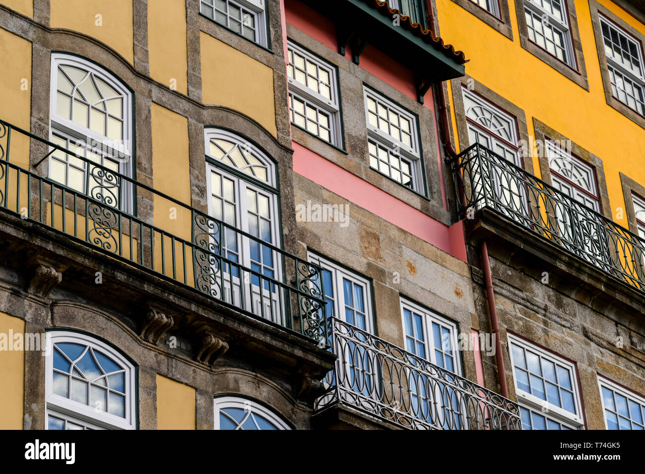 Colorata facciata di un edificio residenziale; Porto, Portogallo Foto Stock