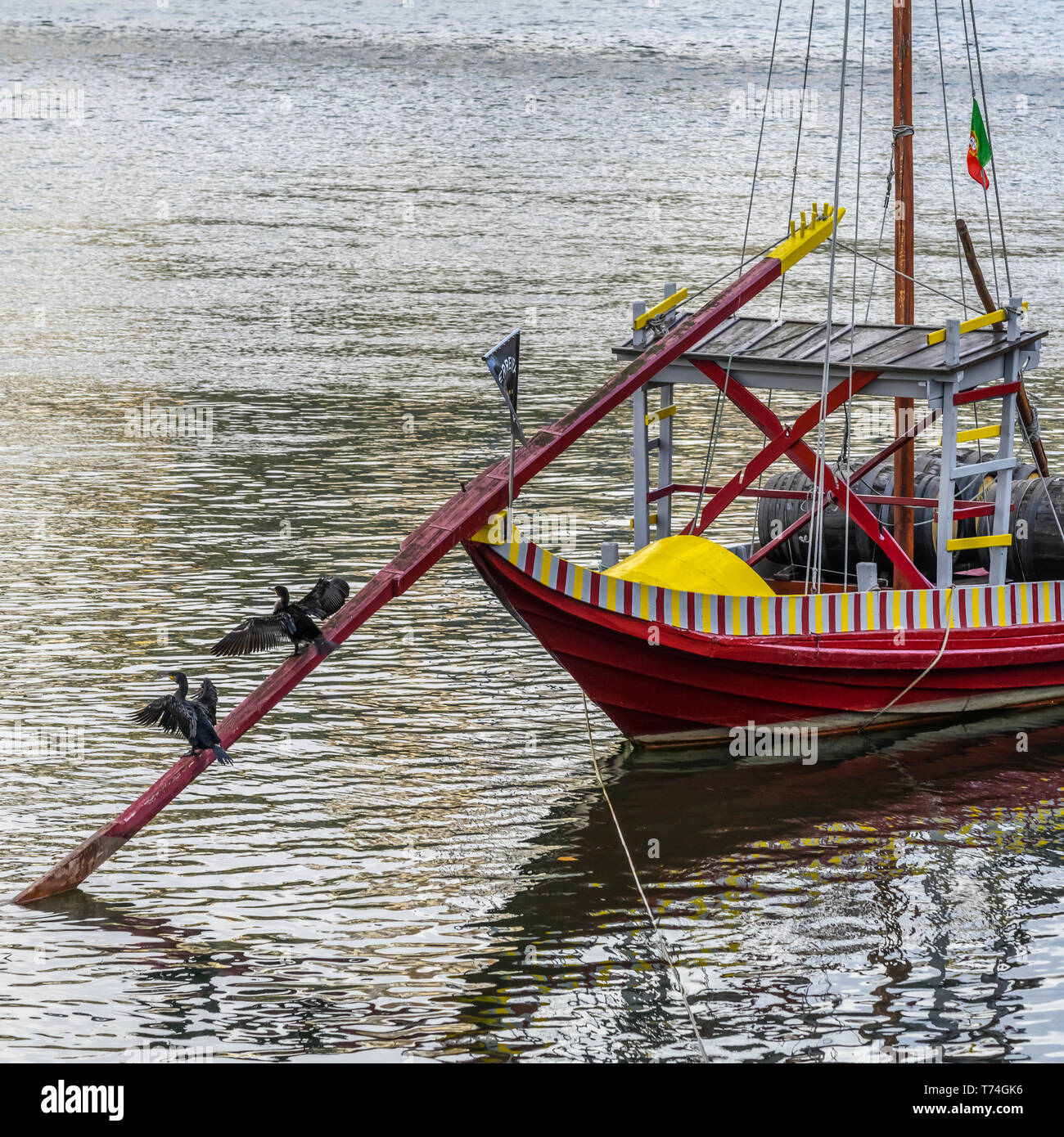 Colorate barche da pesca ormeggiate in acqua, Porto di Riverside Quartiere, Santa Marinha; Porto, Portogallo Foto Stock