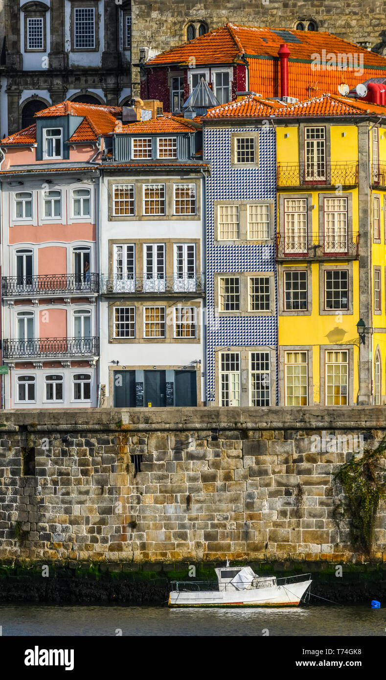 Porto di Riverside Quartiere; Ribeira, Santa Marinha, Porto, Portogallo Foto Stock
