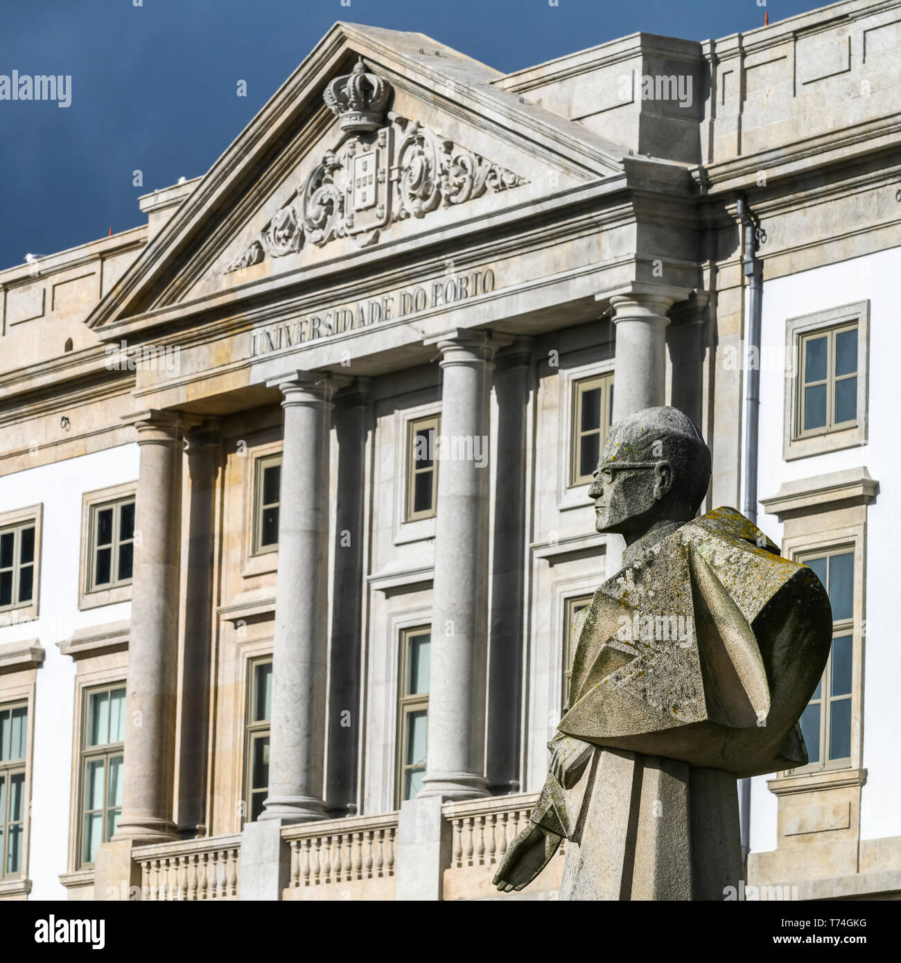 Edificio e statua presso l'Università di Porto; Porto, Portogallo Foto Stock