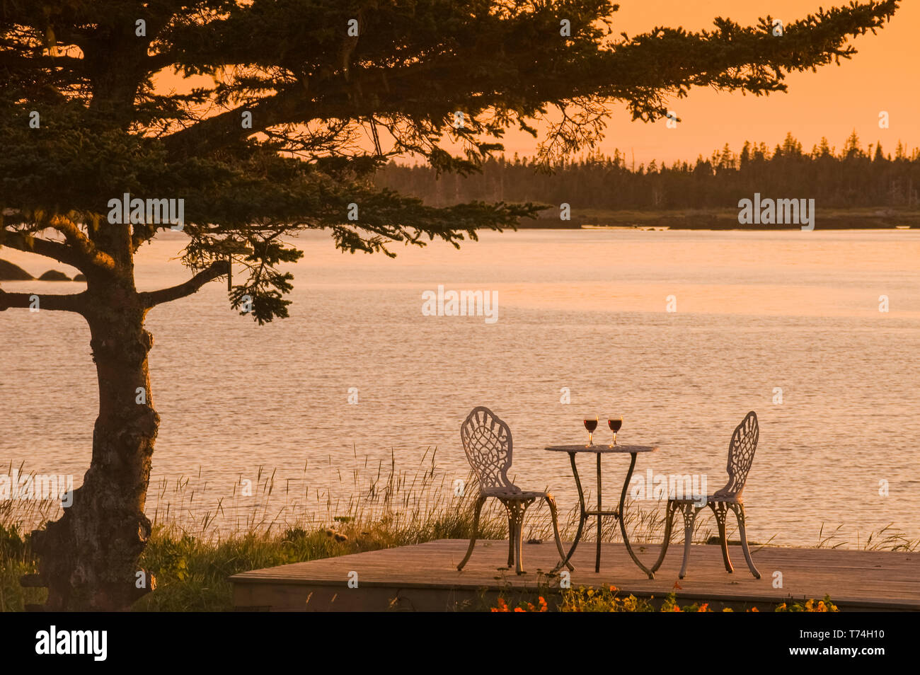 Momento romantico lungo la costa atlantica al tramonto, Baia di Fundy; Blanche, Nova Scotia, Canada Foto Stock