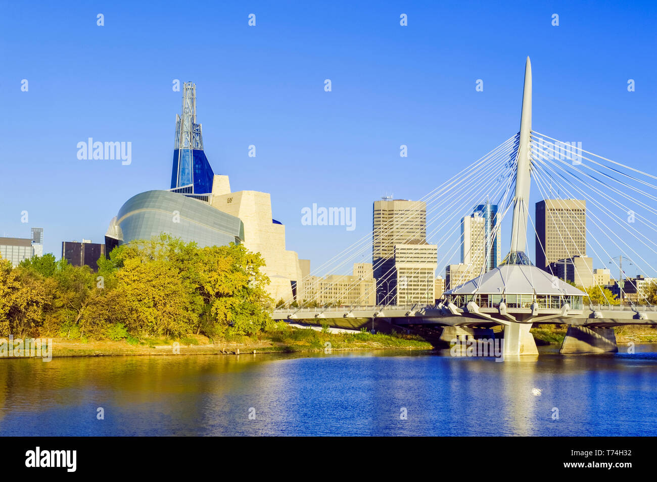 Winnipeg skyline da san Bonifacio che mostra il Red River, Esplanade Riel Bridge e Museo Canadese per i Diritti Umani; Winnipeg, Manitoba, Canada Foto Stock