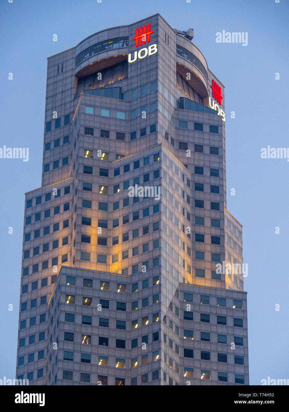 Testa di Corporate office grattacielo Torre UOB Plaza un regno di banche straniere grattacielo Torre nel centro cittadino di Singapore. Foto Stock