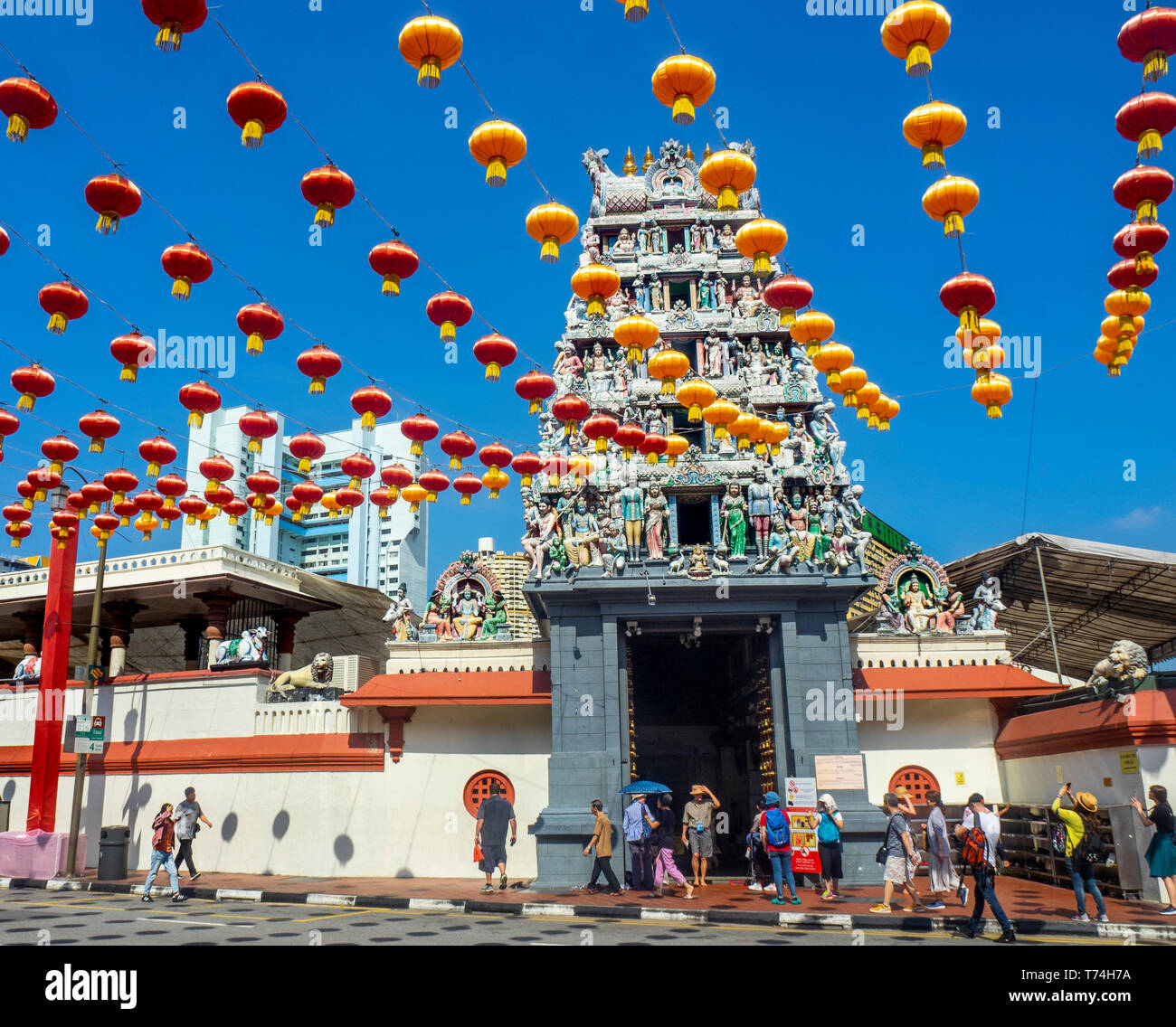 Il cinese lanterne rosse per il Capodanno cinese al gateway arch ingresso Tempio Hindu Sri Mariamman South Bridge Road Chinatown di Singapore. Foto Stock
