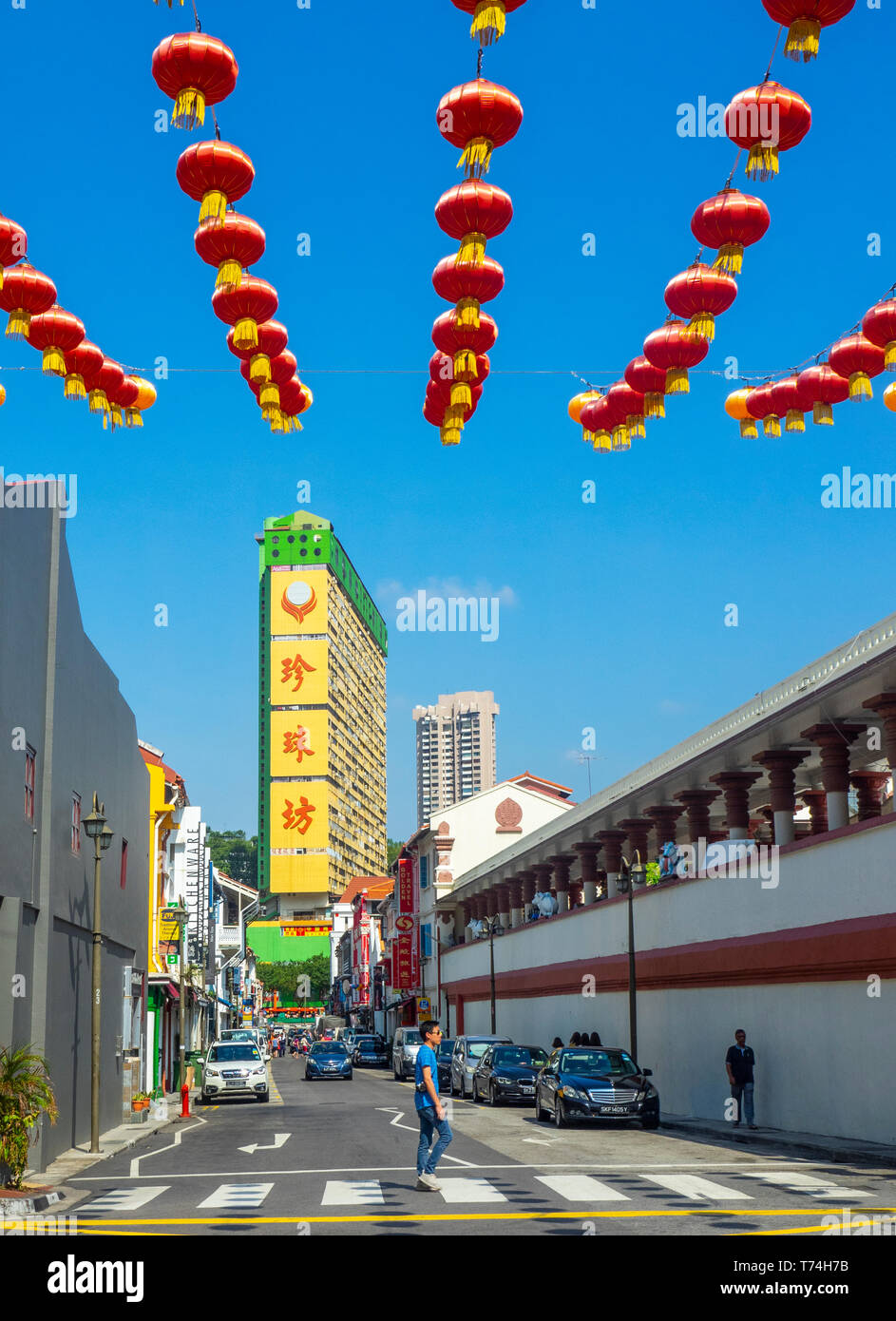 Il cinese lanterne rosse per il Capodanno cinese su South Bridge Road Chinatown guardando giù di Temple Street e il popolare complesso di Parco di Singapore Foto Stock