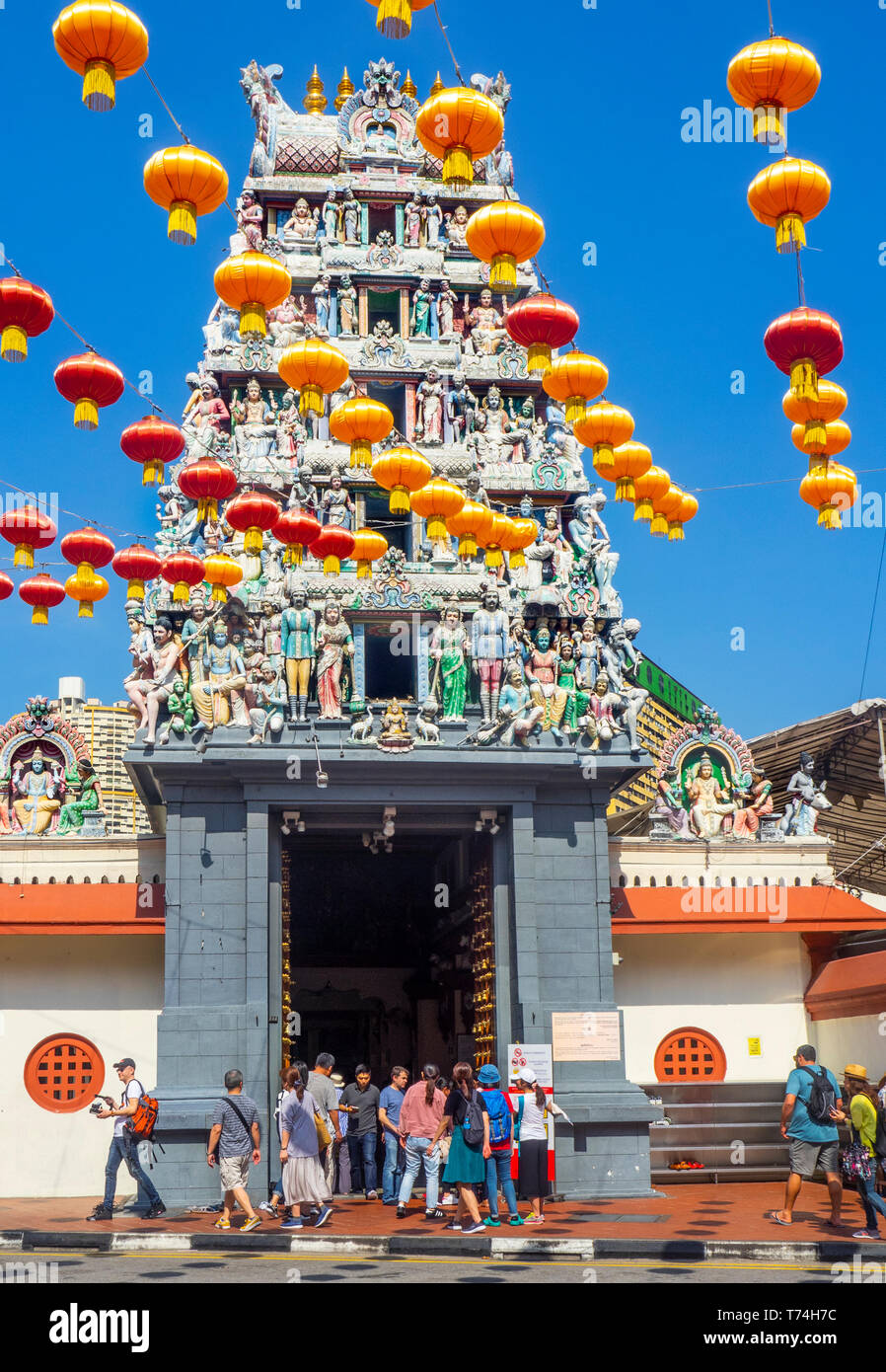 Il cinese lanterne rosse per il Capodanno cinese al gateway arch ingresso Tempio Hindu Sri Mariamman South Bridge Road Chinatown di Singapore. Foto Stock