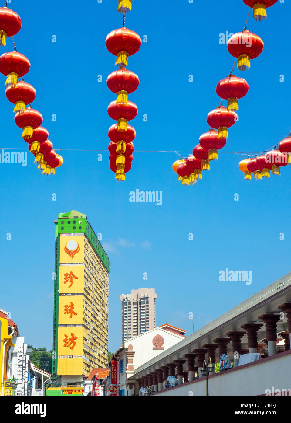 Il cinese lanterne rosse per il Capodanno cinese su South Bridge Road Chinatown guardando giù di Temple Street e il popolare complesso di Parco di Singapore Foto Stock