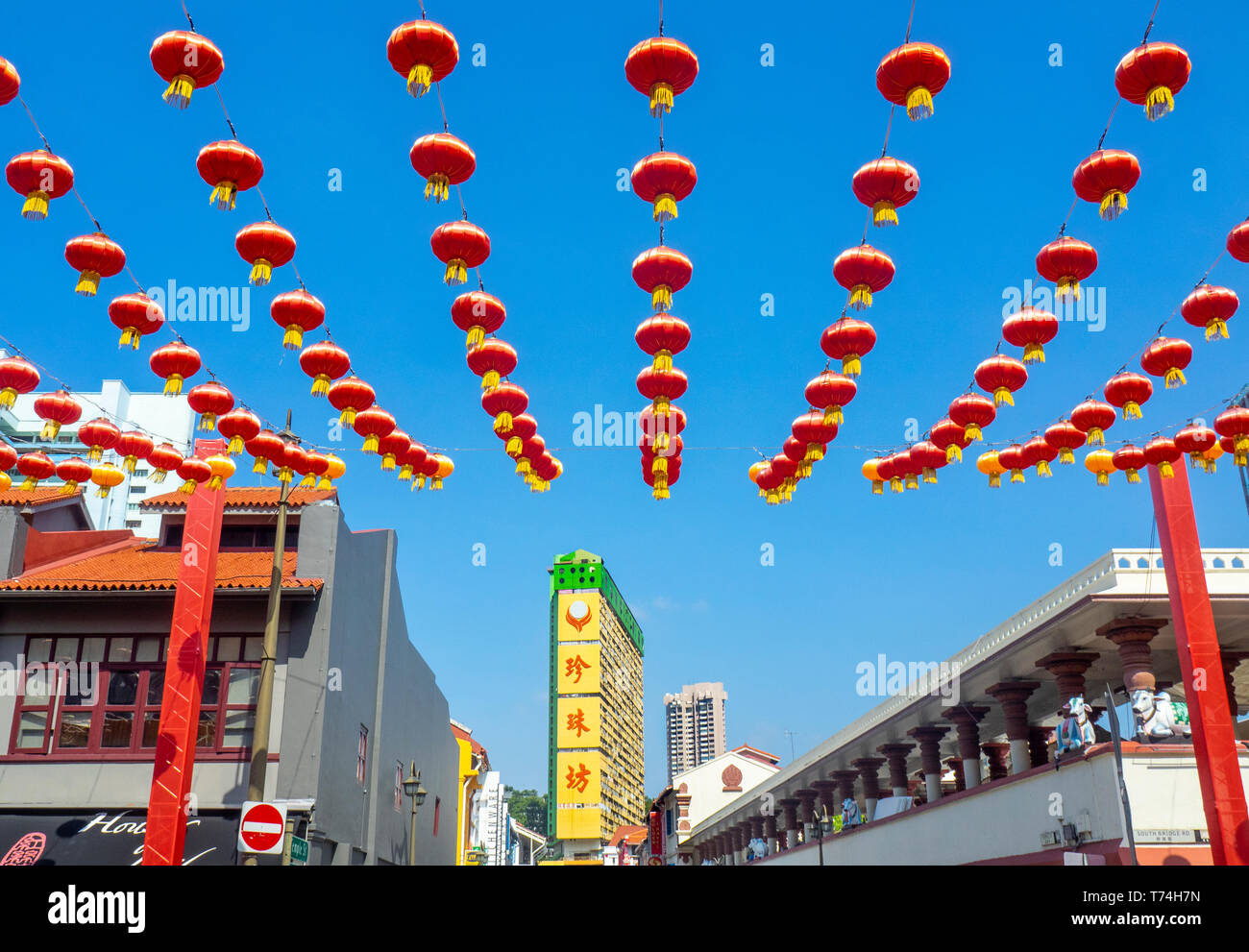 Il cinese lanterne rosse per il Capodanno cinese su South Bridge Road Chinatown guardando giù di Temple Street e il popolare complesso di Parco di Singapore Foto Stock