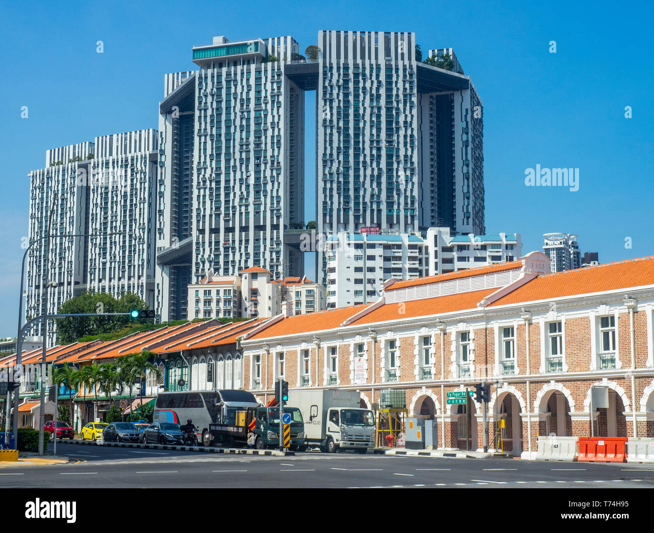 Architettura di contrasto del Pinnacle@Duxton edilizia residenziale lo sviluppo e la fila di tradizionali botteghe di Tanjong Pagar Singapore. Foto Stock