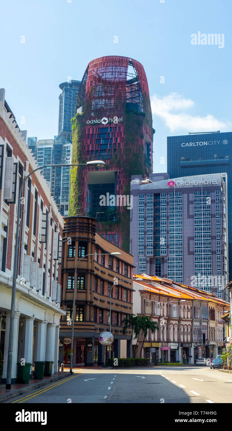 Architettura di contrasto la Oasia, Carlton città e hotels di Orchard e la fila di tradizionali botteghe di Tanjong Pagar Singapore. Foto Stock