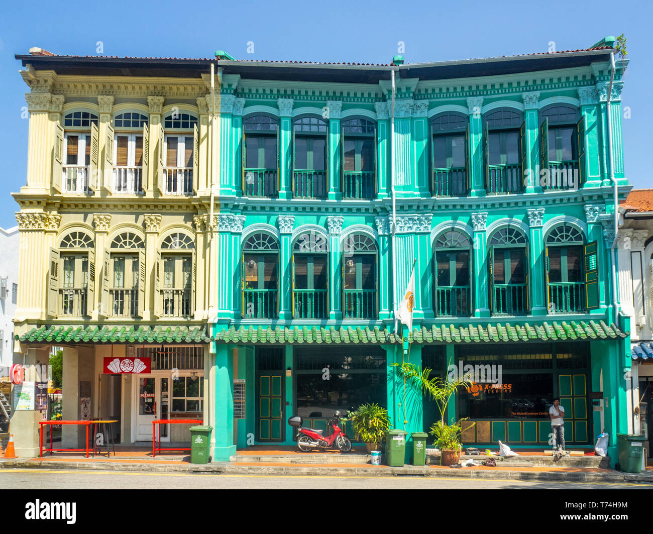 Fila di tradizionali botteghe di Tanjong Pagar Singapore. Foto Stock