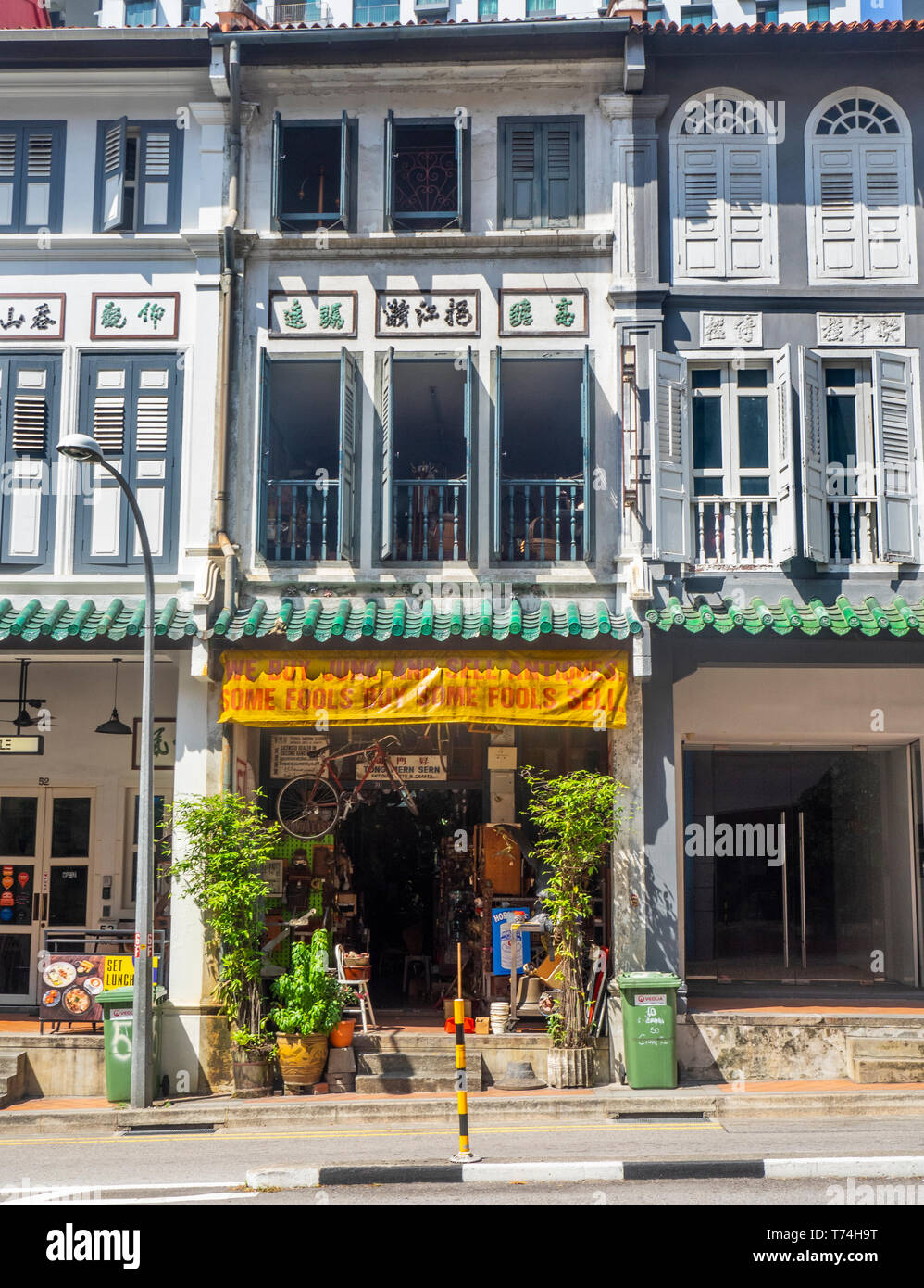Fila di tradizionali botteghe di Tanjong Pagar Singapore. Foto Stock