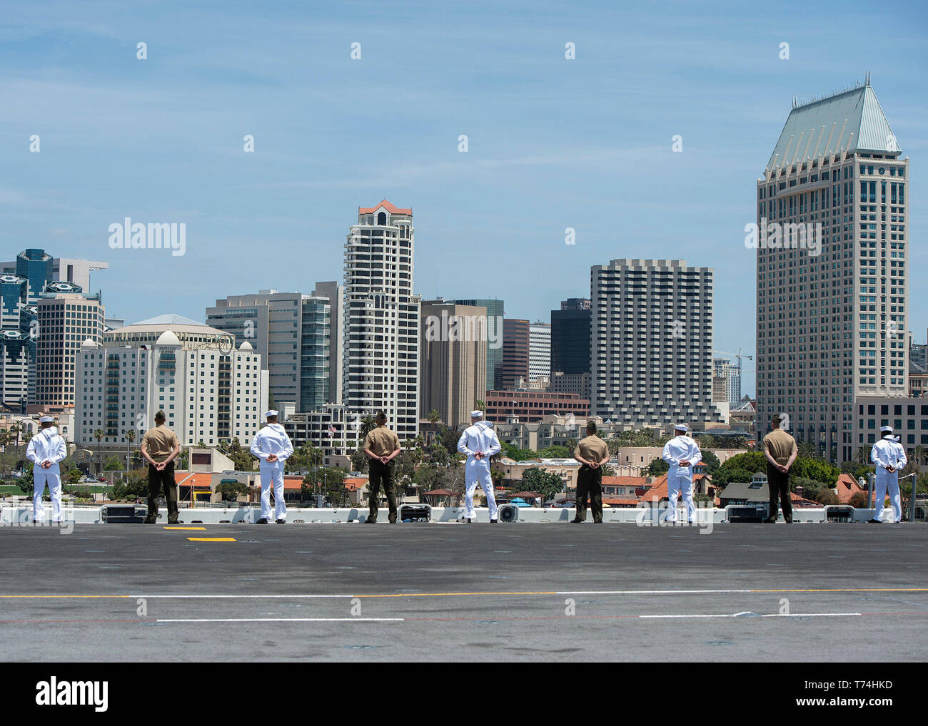 190501-N-PM193-1277 SAN DIEGO (1 maggio 2019) Marinai e Marines uomo le rotaie a bordo del ponte di volo di assalto anfibio nave USS Boxer (LHD 4) come la nave si allontana la sua homeport di San Diego. Marinai e Marines del Boxer anfibio gruppo pronto (ARG) e undicesimo Marine Expeditionary Unit (MEU) sono imbarcati sulla USS Boxer (LHD 4) su un regolarmente-distribuzione programmata. (U.S. Foto di Marina di Massa lo specialista di comunicazione di terza classe Alexander C. Kubitza) Foto Stock