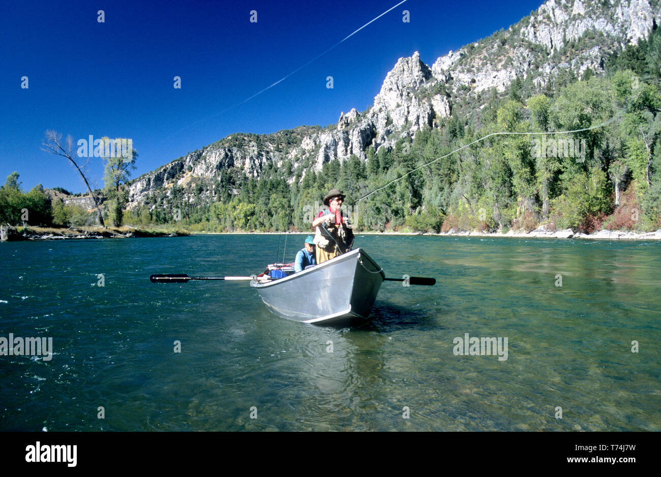 La pesca a mosca da una deriva barca sulla forcella del sud del fiume Snake in Idaho orientale (MR) Foto Stock