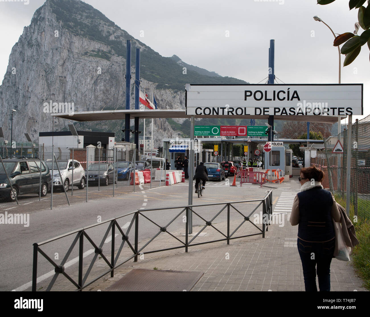 Dogana al confine tra Spagna e Gibilterra, British Overseas territorio in Europa meridionale Foto Stock