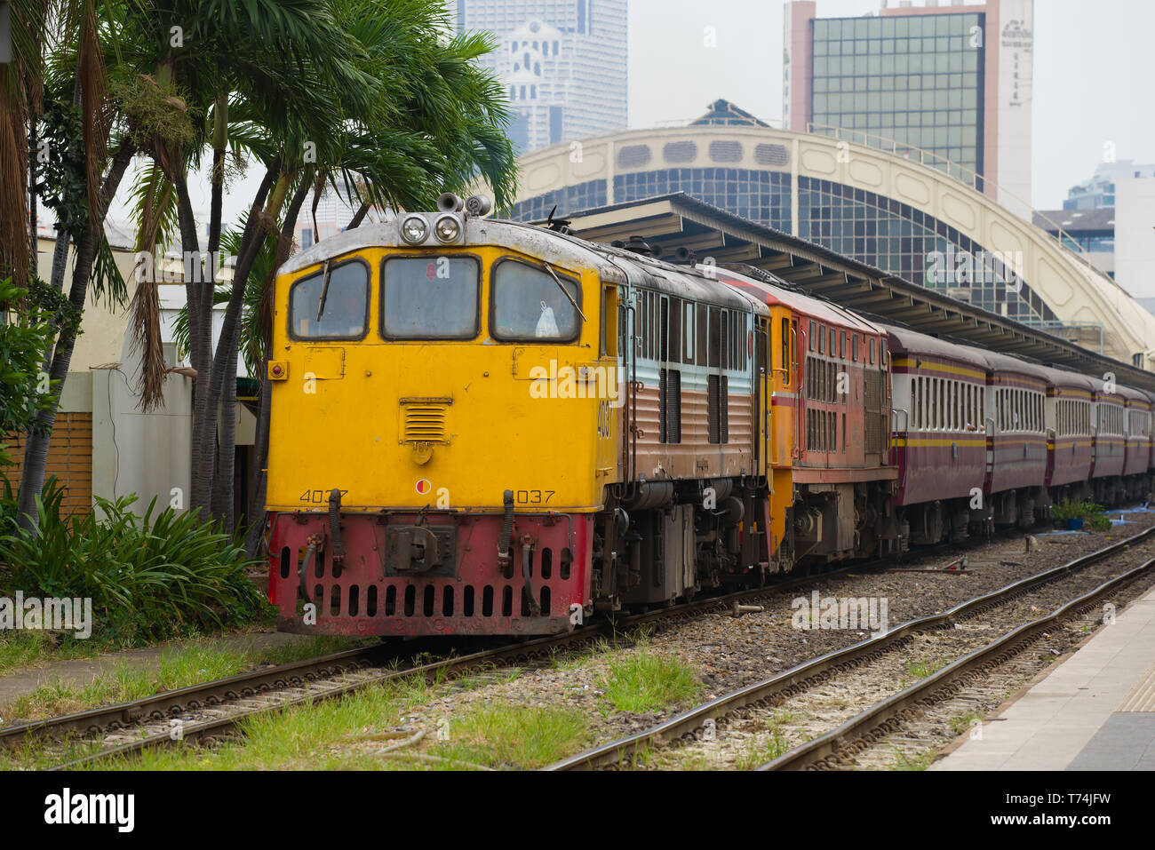 Treni passeggeri a Hua Lamphong stazione ferroviaria principale in un giorno nuvoloso. Bangkok, Thailandia Foto Stock