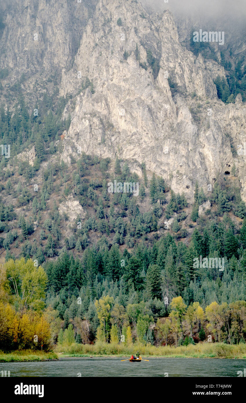 La pesca a mosca da una deriva barca sulla forcella del sud del fiume Snake in Idaho orientale Foto Stock