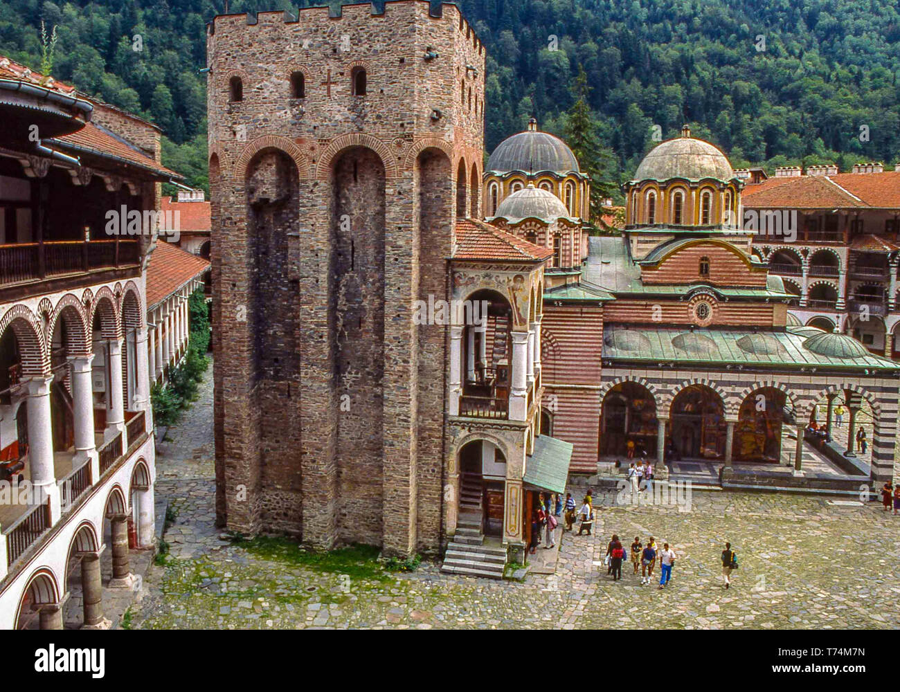 Kyustendil, Bulgaria. 30 Mar, 2019. Il decimo secolo il monastero di Rila (Monastero di San Ivan Rilski), il più grande e il più famoso bulgaro ortodossa orientale monastero, nel sudovest Rila montagne, è all'interno del Monastero di Rila Nature Park. Uno di Bulgaria più importante del patrimonio culturale e storico e monumenti architettonici è casa di circa 60 monaci ed è un tasto di attrazione turistica per la Bulgaria e il sud dell'Europa. Credito: Arnold Drapkin/ZUMA filo/Alamy Live News Foto Stock