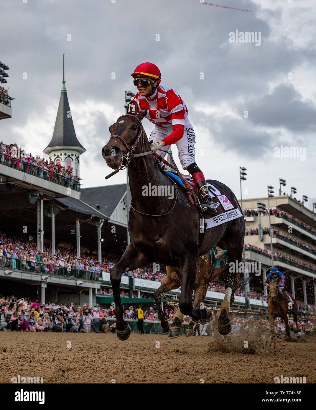 Louisville, Kentucky, Stati Uniti d'America. Il 3 maggio, 2019. LOUISVILLE, Kentucky - 03 Maggio: Serengeti Imperatrice con Jose Ortiz vince il Kentucky Oaks a Churchill Downs a Louisville, Kentucky il Maggio 03, 2019. Evers/Eclipse Sportswire/CSM/Alamy Live News Foto Stock