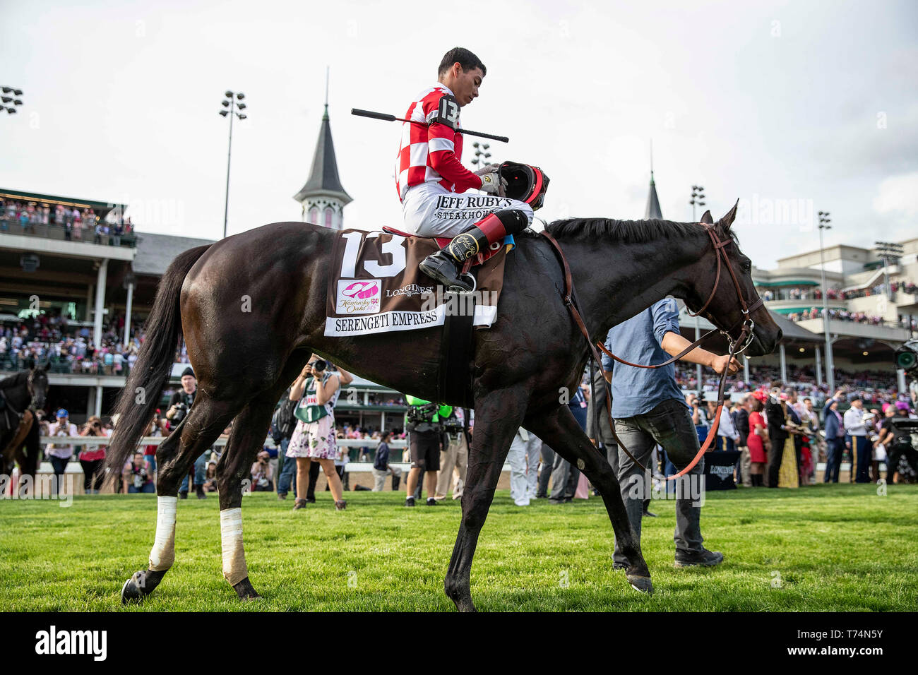Louisville, Kentucky, Stati Uniti d'America. Il 3 maggio, 2019. LOUISVILLE, Kentucky - 03 Maggio: Serengeti Imperatrice con Jose Ortiz vince il Kentucky Oaks a Churchill Downs a Louisville, Kentucky il Maggio 03, 2019. Evers/Eclipse Sportswire/CSM/Alamy Live News Foto Stock