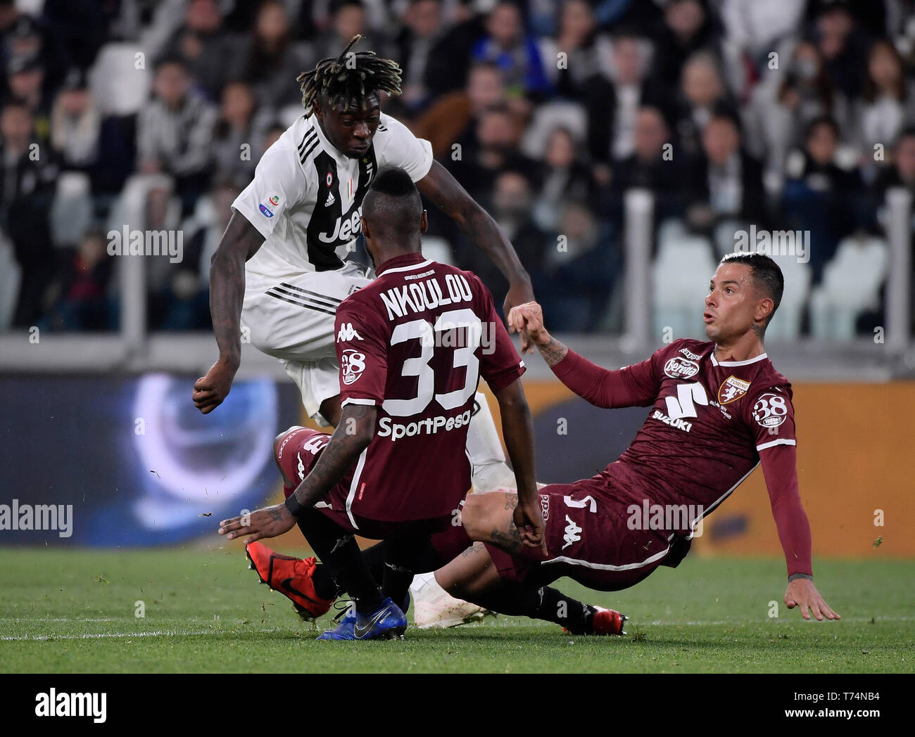 Torino, Italia. Il 3 maggio, 2019. FC Juventus' Moise Kean (L) vies con Torino Nikolas Nkoulou (C) e Armando Izzo durante una serie di una partita di calcio tra la Juve e Torino in Italia, Torino, 3 maggio 2019. La partita è finita 1-1. Credito: Alberto Lingria/Xinhua/Alamy Live News Foto Stock