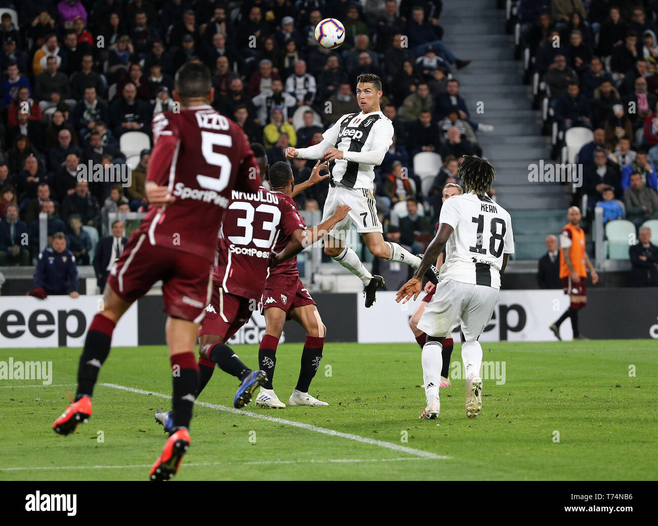Torino, Italia. Il 3 maggio, 2019. FC Juventus' Cristiano Ronaldo (seconda  R) punteggi il suo obiettivo nel corso di una serie di una partita di  calcio tra la Juve e Torino in