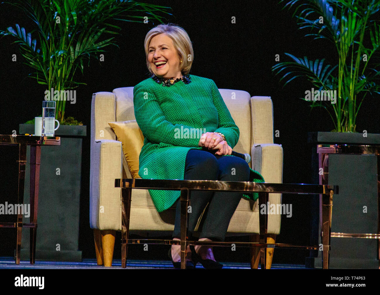 Seattle, Washington, Stati Uniti d'America. 03 Maggio, 2019. Ex candidato Presidental, ex first lady ed ex Segretario di Stato Hillary Rodham Clinton parlano di un sold out folla a WaMU Theatre il Maggio 03, 2019 a Seattle, Washington. Foto Xander Deccio/imageSPACE/MediaPunch Credito: MediaPunch Inc/Alamy Live News Foto Stock