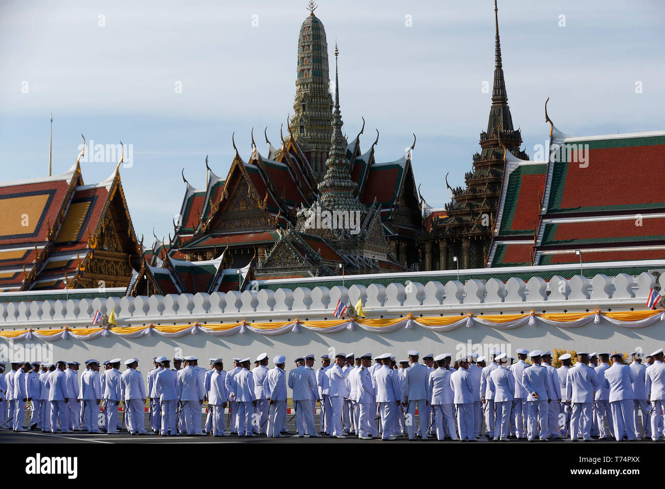 I funzionari sono visto davanti a cerimonie terrà durante il royal incoronazione della Thailandia del re Maha Vajiralongkorn Bodindradebayavarangkun (Rama X) in Bangkok. Foto Stock