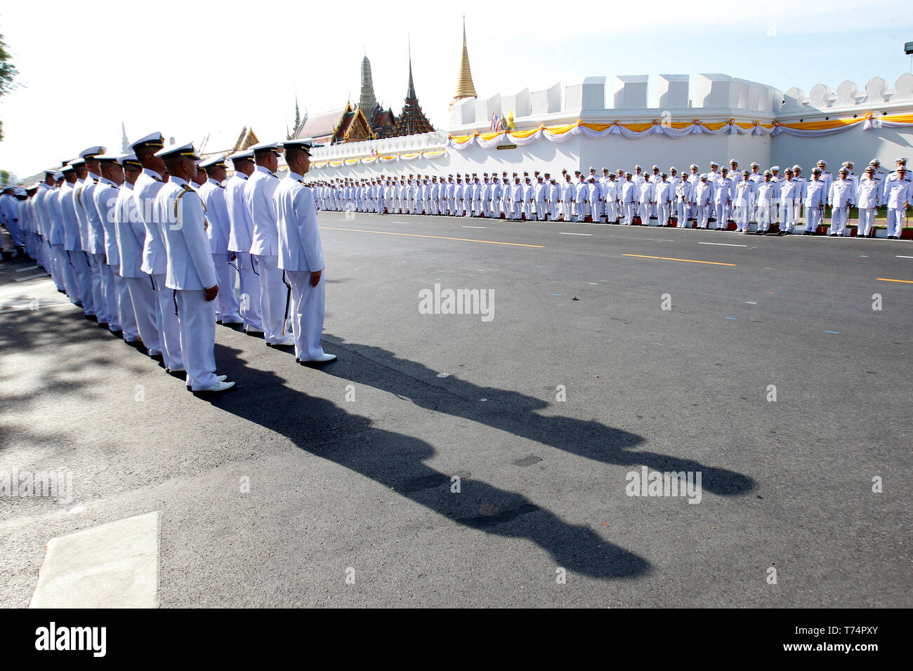 I funzionari sono visto davanti a cerimonie terrà durante il royal incoronazione della Thailandia del re Maha Vajiralongkorn Bodindradebayavarangkun (Rama X) in Bangkok. Foto Stock