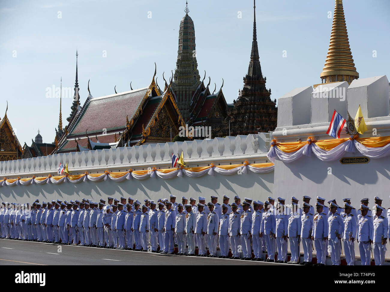 I funzionari sono visto davanti a cerimonie terrà durante il royal incoronazione della Thailandia del re Maha Vajiralongkorn Bodindradebayavarangkun (Rama X) in Bangkok. Foto Stock