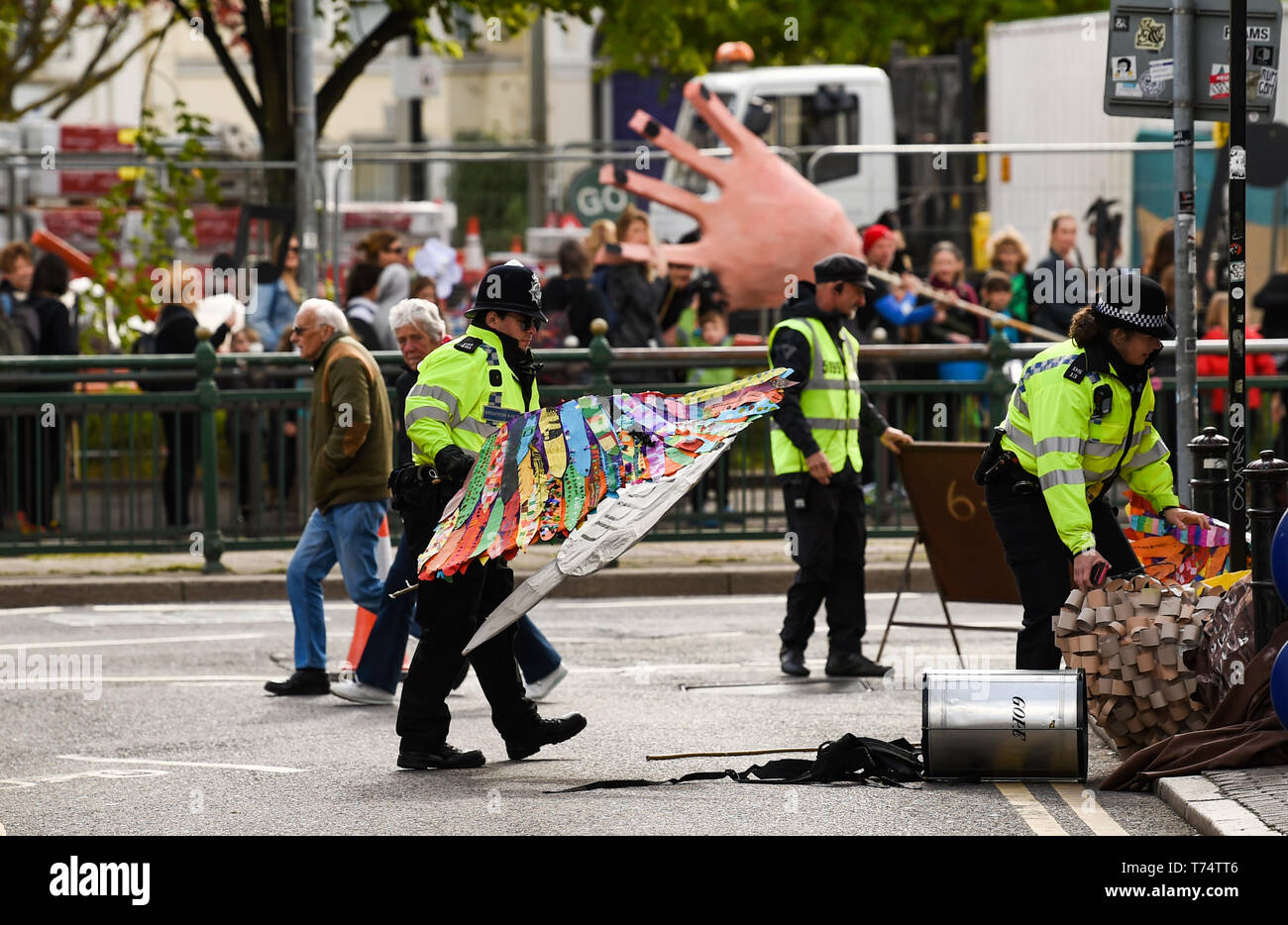 Brighton Regno Unito 4 Maggio 2019 - aiuto della polizia come migliaia di scolari , gli insegnanti e i genitori prendono parte all'annuale Festival di Brighton i bambini sfilano per la città che ha per tema "racconti popolari provenienti da tutto il mondo " . Organizzato dalla stessa Sky arts group la parata calci Tradizionalmente il via il 3 settimana arts festival con questo anni direttore ospite essendo il cantautore Rokia Traore . Credito : Simon Dack / Alamy Live News Foto Stock