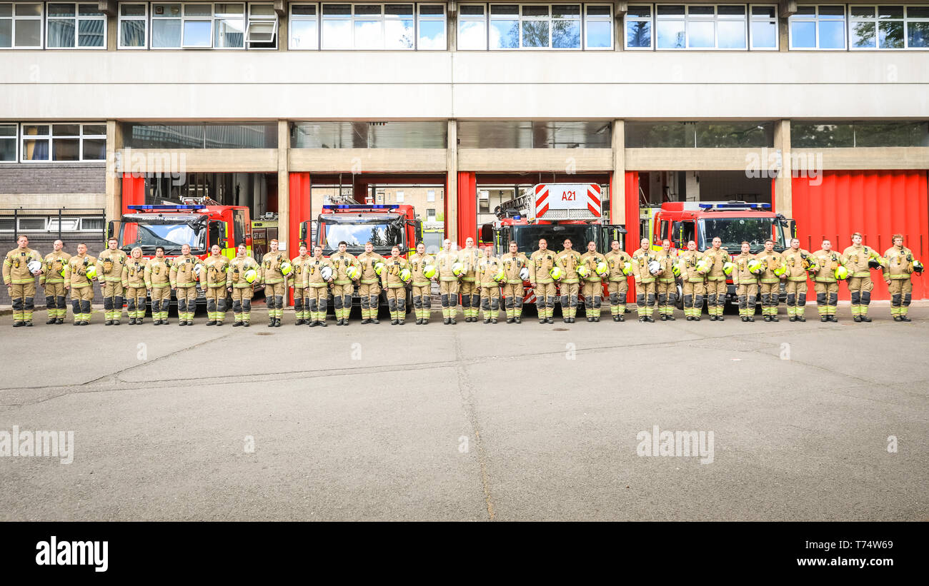 Paddington, Londra, Regno Unito. 04 Maggio, 2019. I Vigili del fuoco dalla verde guardare, con guarda manager Graham Danbury, insieme con i vigili del fuoco con da Kensington, Kentish Town e Park Royal che hanno aderito ad un trapano, linea fino al di fuori di Paddington Stazione dei vigili del fuoco e dei loro motori per i vigili del fuoco Memorial Day, ricordando fighers antincendio e i colleghi che sono rimasti feriti o hanno perso la vita in servizio. Il giorno viene celebrato in molti paesi e noto anche come Vigili del Fuoco Internazionale di giorno in alcune regioni. Credito: Imageplotter/Alamy Live News Foto Stock