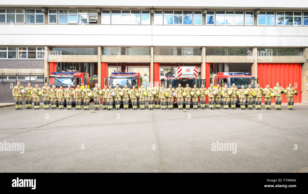 Paddington, Londra, Regno Unito. 04 Maggio, 2019. I Vigili del fuoco dalla verde guardare, con guarda manager Graham Danbury, insieme con i vigili del fuoco con da Kensington, Kentish Town e Park Royal che hanno aderito ad un trapano, linea fino al di fuori di Paddington Stazione dei vigili del fuoco e dei loro motori per i vigili del fuoco Memorial Day, ricordando fighers antincendio e i colleghi che sono rimasti feriti o hanno perso la vita in servizio. Il giorno viene celebrato in molti paesi e noto anche come Vigili del Fuoco Internazionale di giorno in alcune regioni. Credito: Imageplotter/Alamy Live News Foto Stock