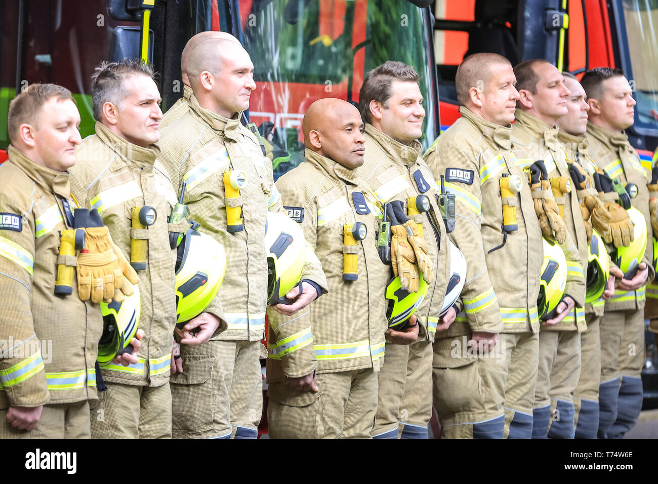 Paddington, Londra, Regno Unito. 04 Maggio, 2019. I Vigili del fuoco dalla verde guardare, con guarda manager Graham Danbury, insieme con i vigili del fuoco con da Kensington, Kentish Town e Park Royal che hanno aderito ad un trapano, linea fino al di fuori di Paddington Stazione dei vigili del fuoco e dei loro motori per i vigili del fuoco Memorial Day, ricordando fighers antincendio e i colleghi che sono rimasti feriti o hanno perso la vita in servizio. Il giorno viene celebrato in molti paesi e noto anche come Vigili del Fuoco Internazionale di giorno in alcune regioni. Credito: Imageplotter/Alamy Live News Foto Stock