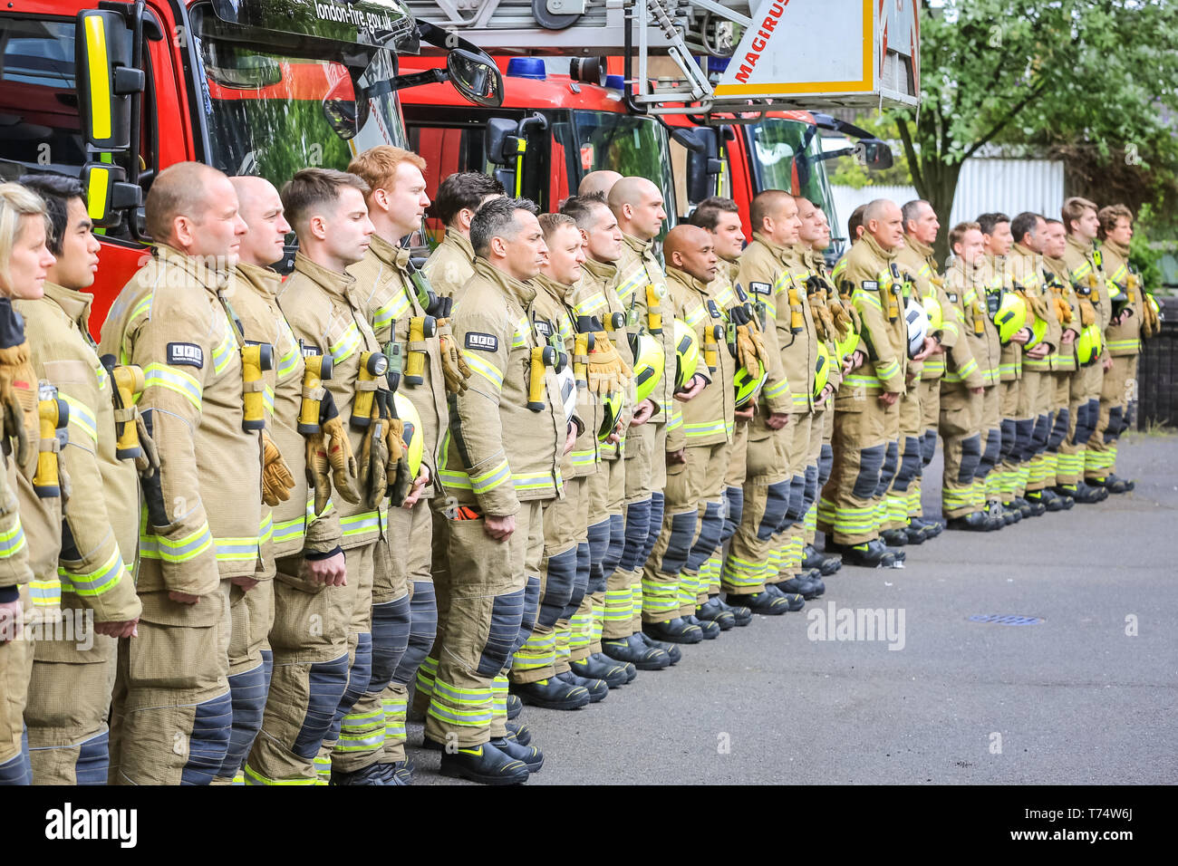 Paddington, Londra, Regno Unito. 04 Maggio, 2019. I Vigili del fuoco dalla verde guardare, con guarda manager Graham Danbury, insieme con i vigili del fuoco con da Kensington, Kentish Town e Park Royal che hanno aderito ad un trapano, linea fino al di fuori di Paddington Stazione dei vigili del fuoco e dei loro motori per i vigili del fuoco Memorial Day, ricordando fighers antincendio e i colleghi che sono rimasti feriti o hanno perso la vita in servizio. Il giorno viene celebrato in molti paesi e noto anche come Vigili del Fuoco Internazionale di giorno in alcune regioni. Credito: Imageplotter/Alamy Live News Foto Stock